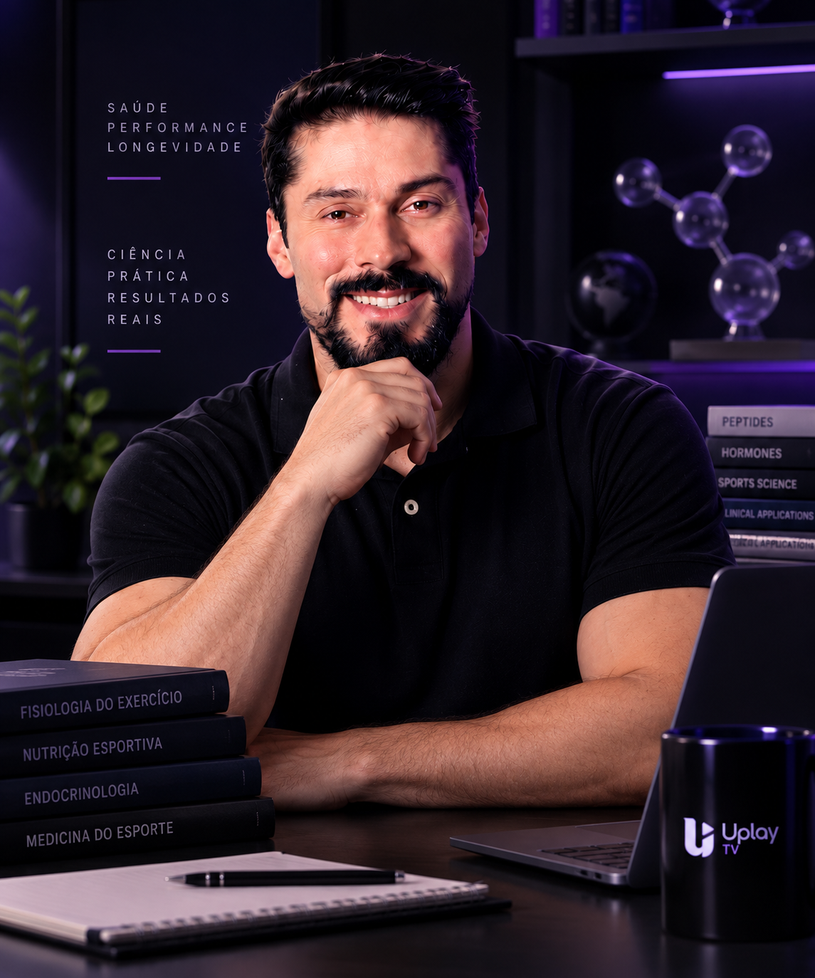Dr. Ragami Alves em estúdio com livros de fisiologia, nutrição esportiva e medicina do esporte